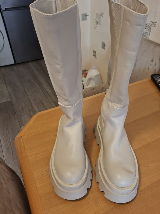Vând cizme PULL AND BEAR marime 36