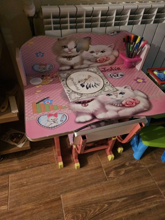 Set birou si scaun pentru copii roz