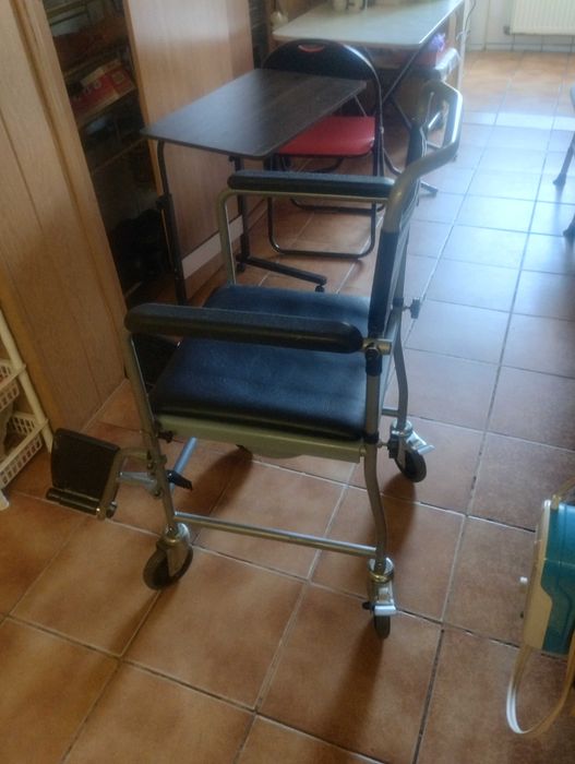 wc portabil cu roti tip fotoliu