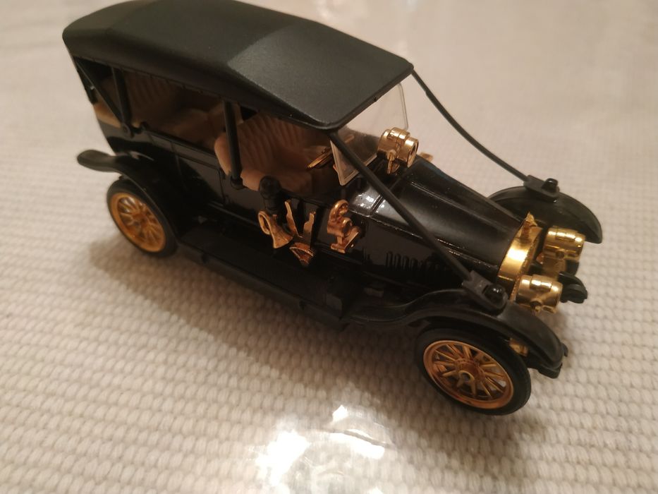 Продаю.игрушечную машинку.черного.цвета