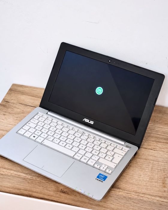 Laptop ASUS X201E / Linux Machine
