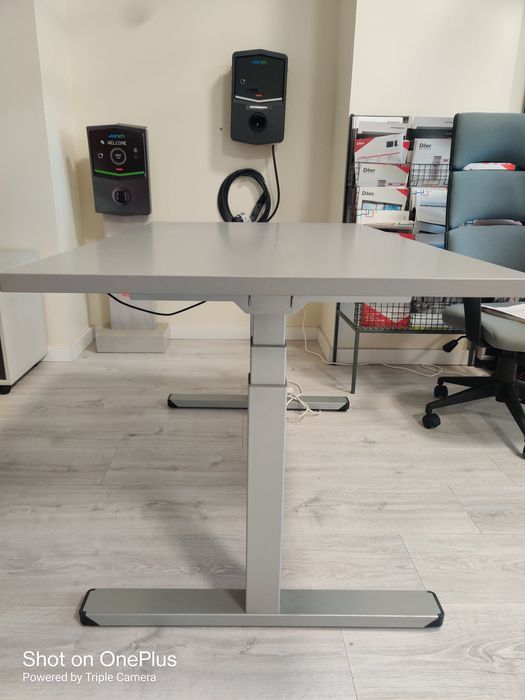 Standing desk/ birou reglabil pe înălțime