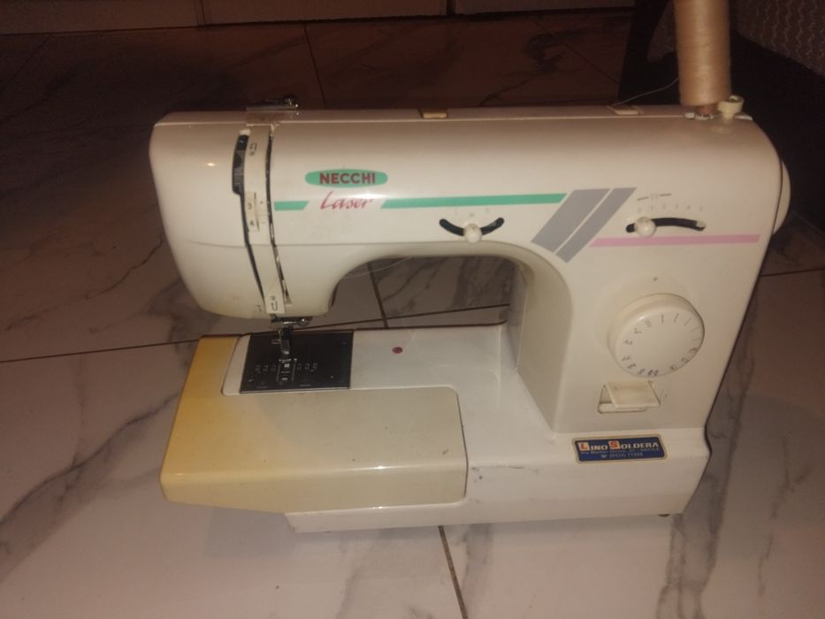 Vând mașină de cusut