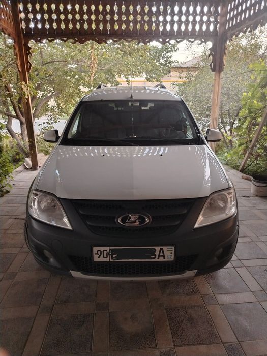 Lada largus cross