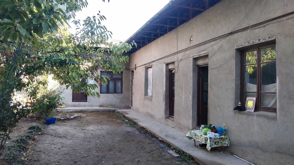 Ховли-жой сотилади.