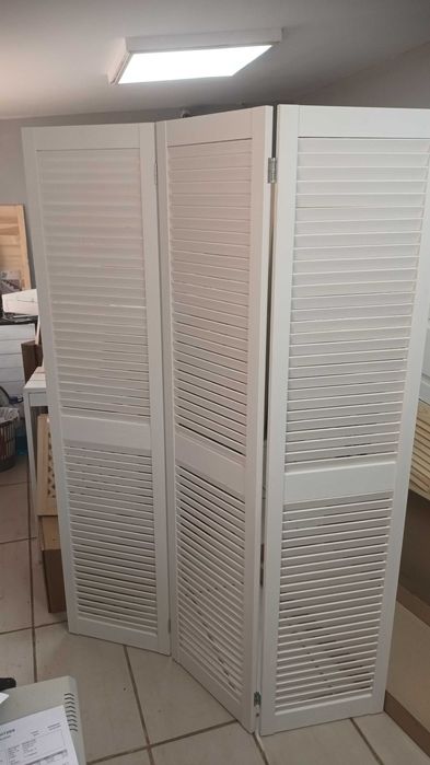 Параван  със жалузни  вратички