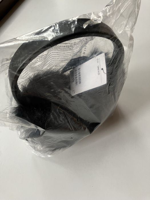 Черни пухкави наушници H&M
