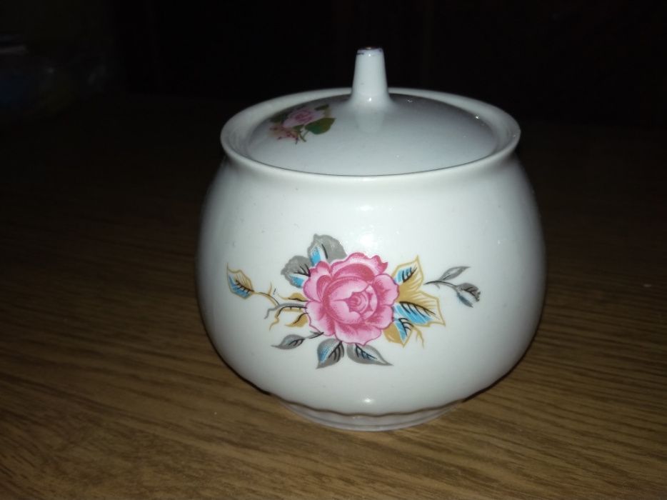 Чайник и сахарница .