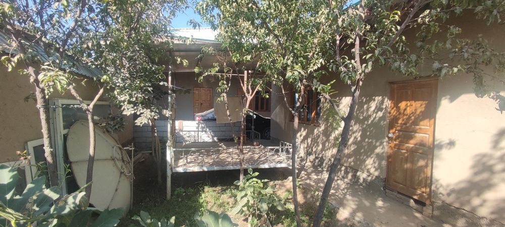 ШАХАРДА Полвон оши енида ховли сотилади 6 сотик 4 хона, подвали бн