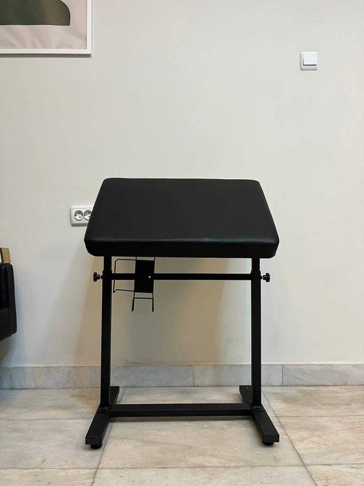 Tattoo / canapea / suport / lampă.