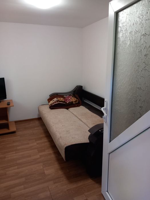 Închiriez garsoniera (la casa)