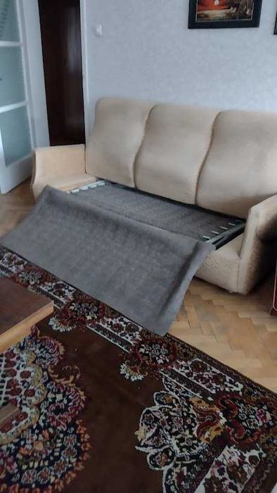 Триместен диван, който се разгъва до спалня и две табуретки