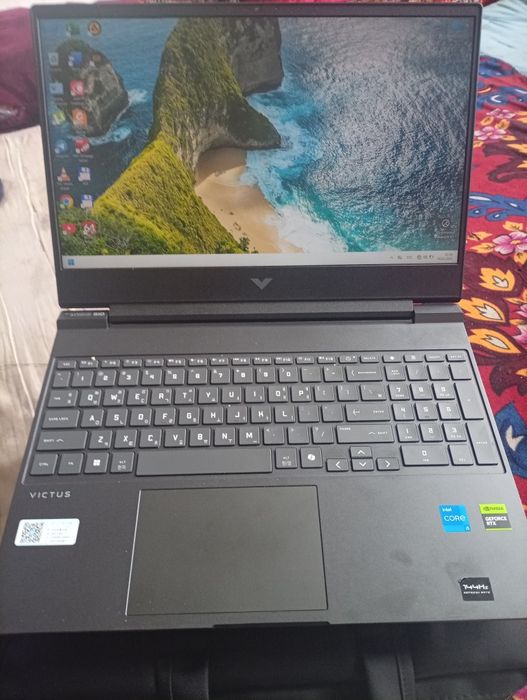 Noutbuk sotiladi yangi igravoy sumkasi qoʻshimcha klaviatura mishkasi