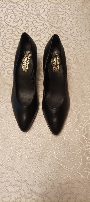 Женская кожаная обувь.