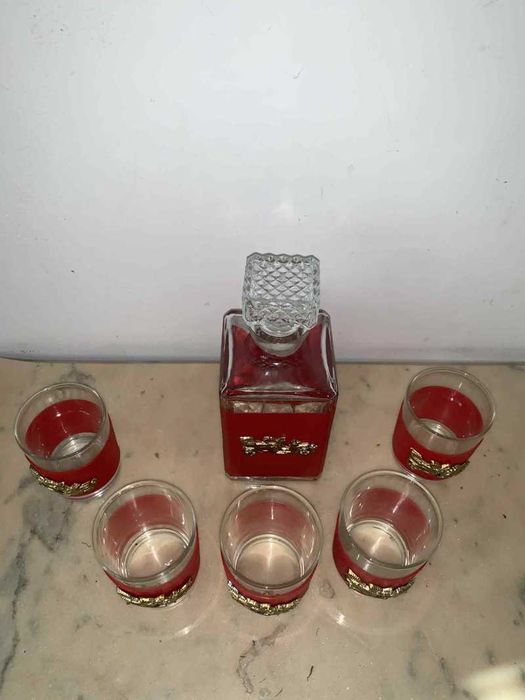 Sticla de whisky cinci pahare