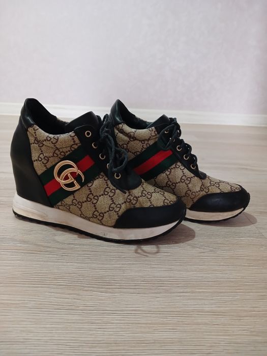 Продам 2 кроссовки по цене 1