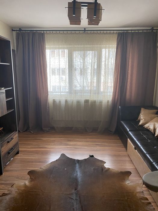 Se închiriază apartament 3 camere, zona PECO, loc de parcare inclus
