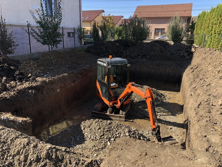 Miniexcavator de inchiriat