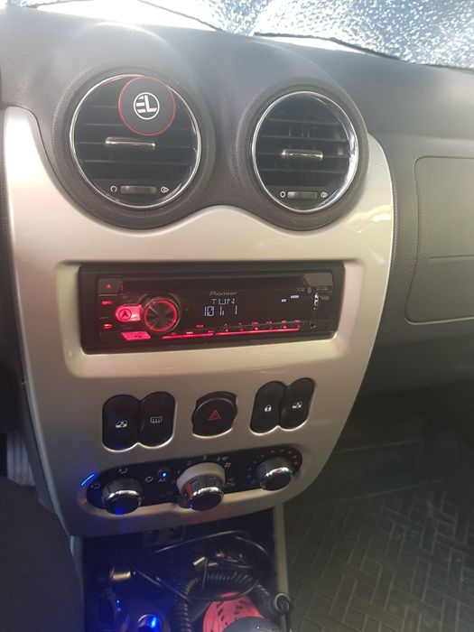 Vând grile bord modificate pentruLogan