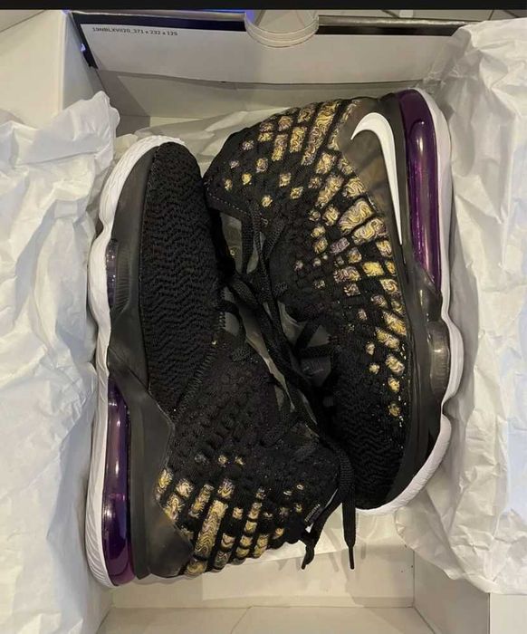 Vand pereche de ghete baschet Lebron XVII Command Force marimea EU44.5