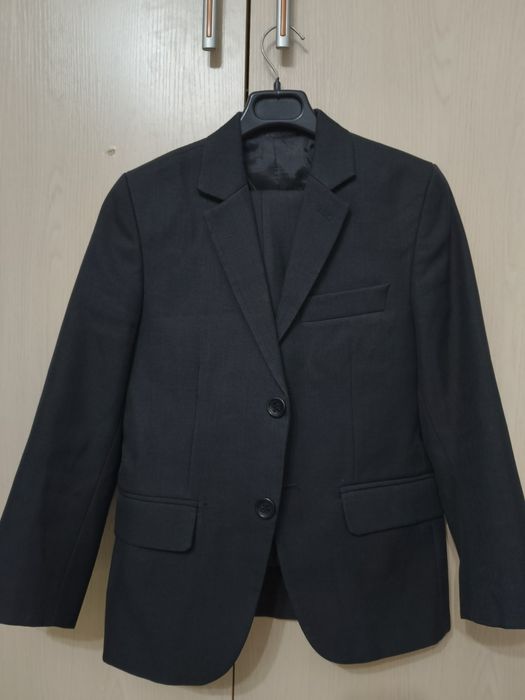 Продам школьные костюмы