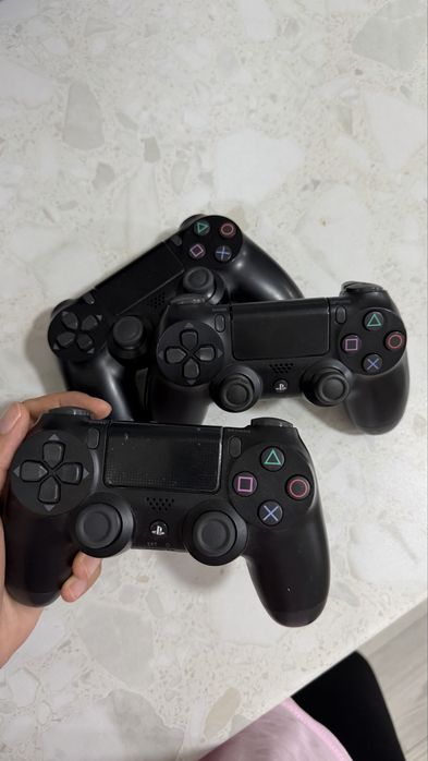 PS4 с 3 джойстиками и 16 играми