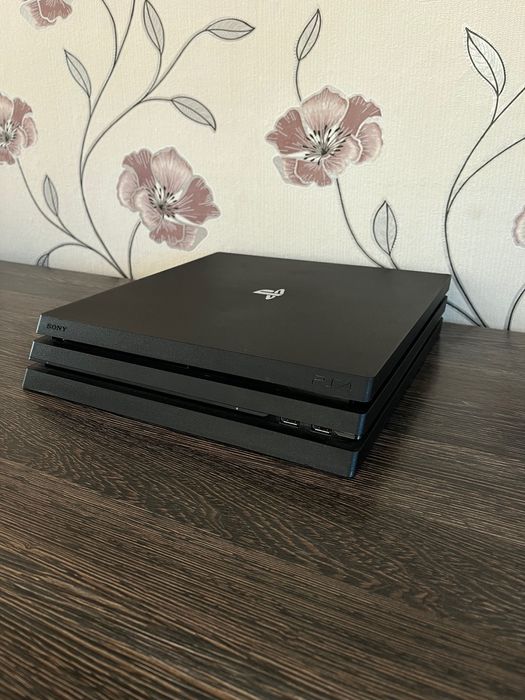 Ps 4 pro 1tb дава се с 9 игри