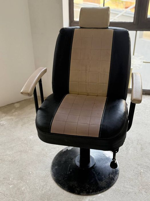 Кресла для мужской салона в хорошем состоянии