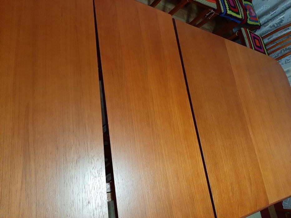 Продаю срочно стол гостевой