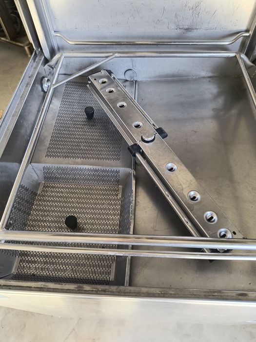 Конзолна съдомиялна за чаши и чинии