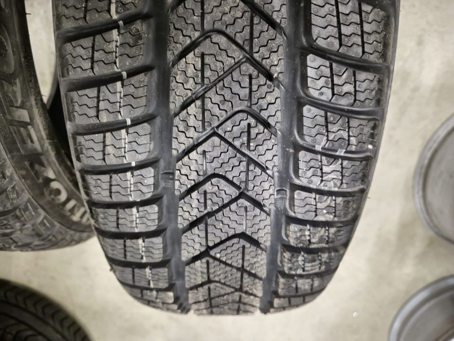 2 anvelope iarna noi Pirelli Runflat 205 55 16