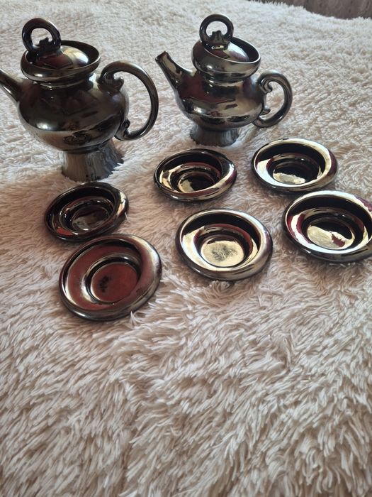 Керамический набор чайников с блюдцами в