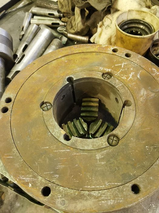 Продаётся токарный ,потрон  в хорошем состоянии .