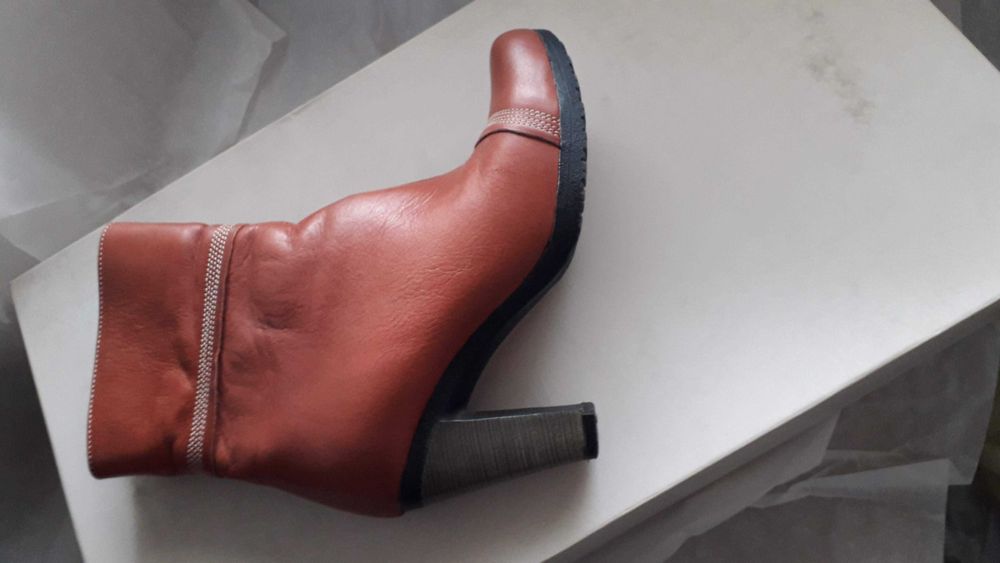 Продавам Дамски боти обувани два пъти в отлично състояние.