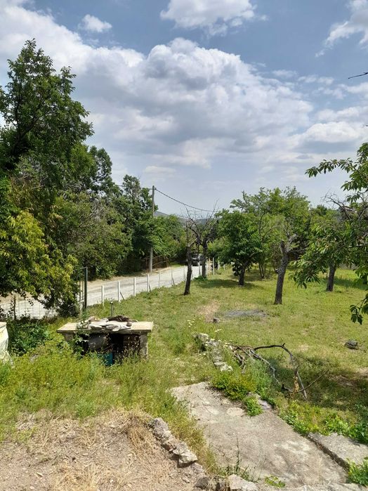 Поземлен имот в м. Моллова гора, гр. Сливен с лека жилищна постройка