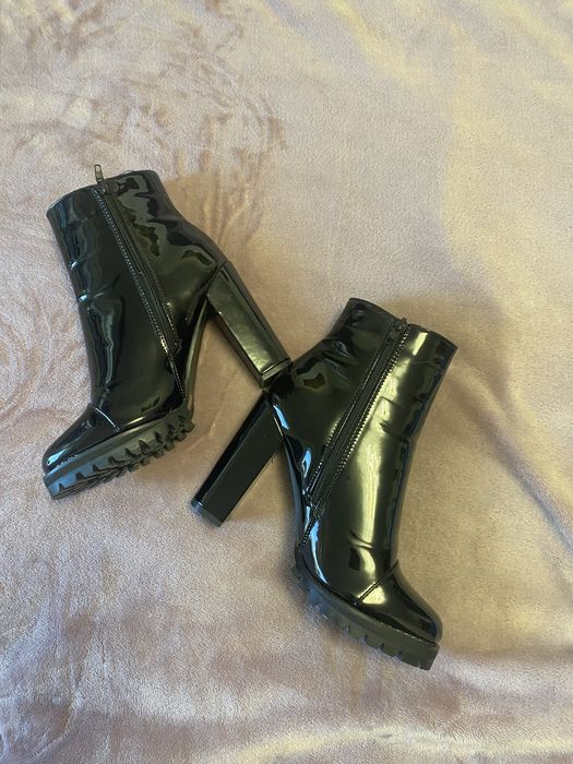 Botine negre lucioase