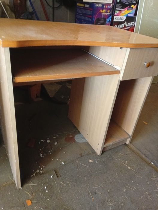 Продам компьютерный столик для школьника продам.