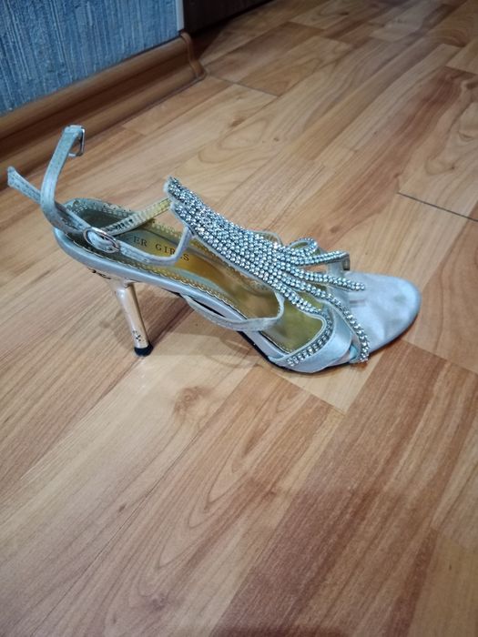 Отдам бесплатно обувь женскую