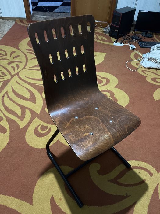 Деревянные стулья