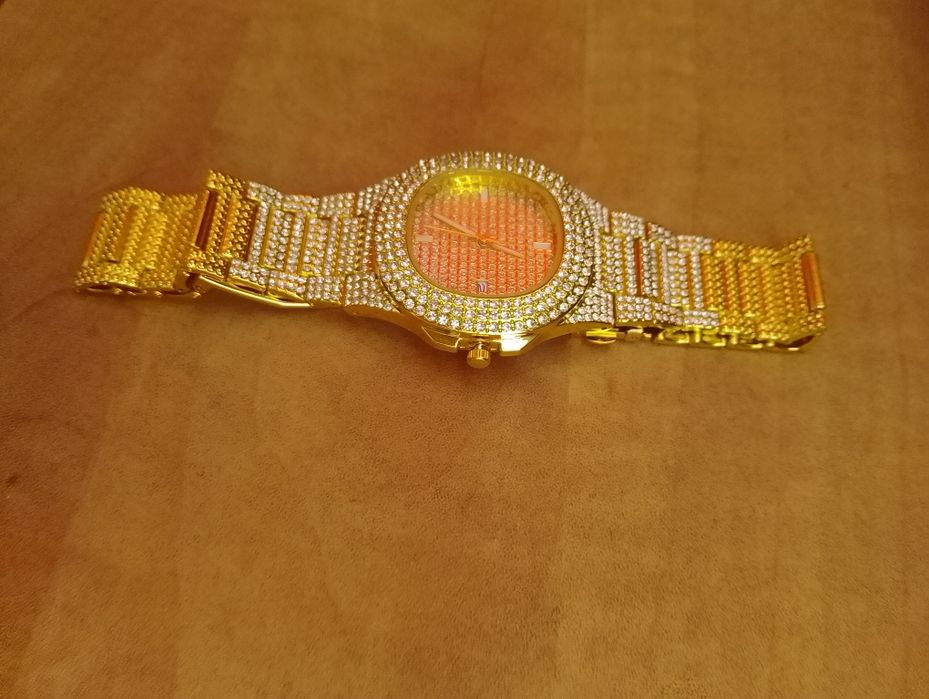 Луксозен часовник в цвят жълто злато  и  светещи елементи