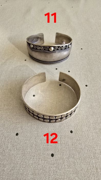 Сребърни гривни гравирани