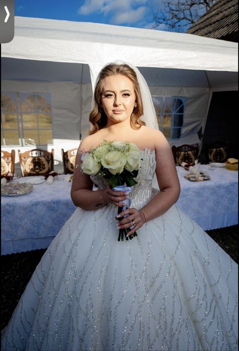 Vand rochie de mireasa(voal cu imprimeu floral plin de sclipici +doua perechi de maneci cu un medel impecabil plin de sclipici si paiete)