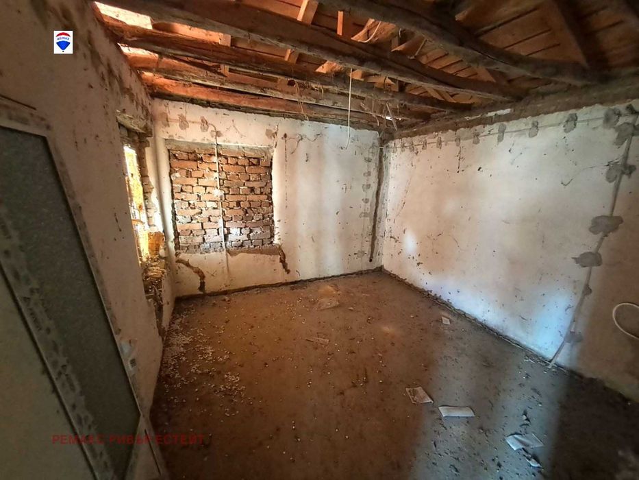 Селска къща за продажба в с. Бръшлен