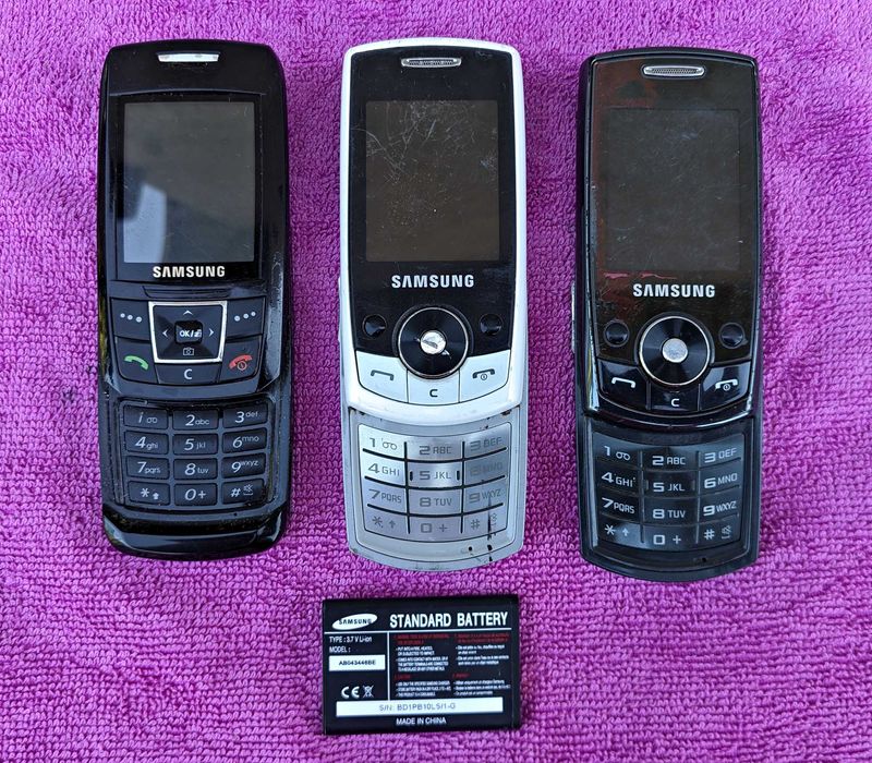 Стари телефони Samsung за части.
