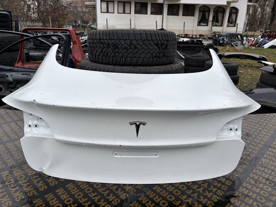 Капак Tesla Model 3