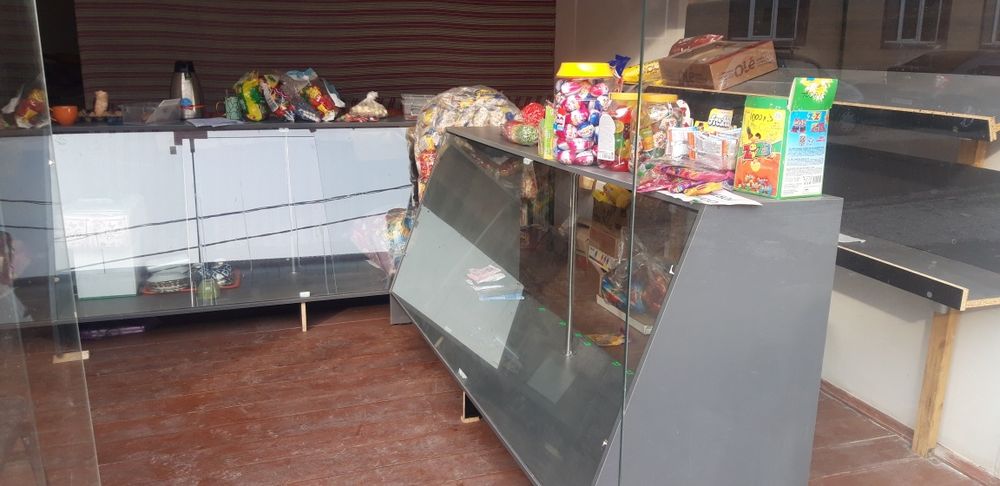 2та Стелаж ва 2та витрина сотилади