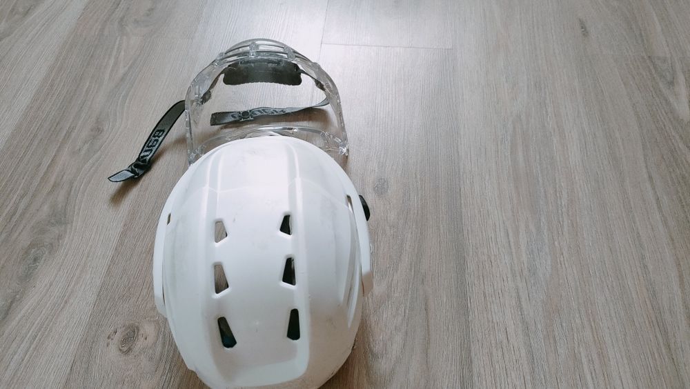 Продам шлем хоккейный Bauer