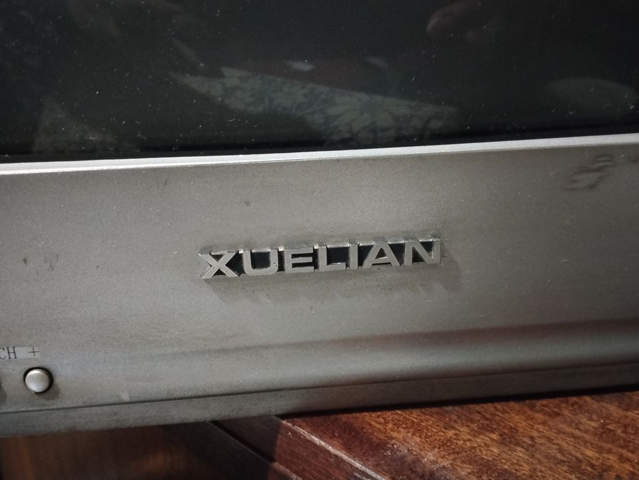 Телевизор б/у, все работает, цветной.