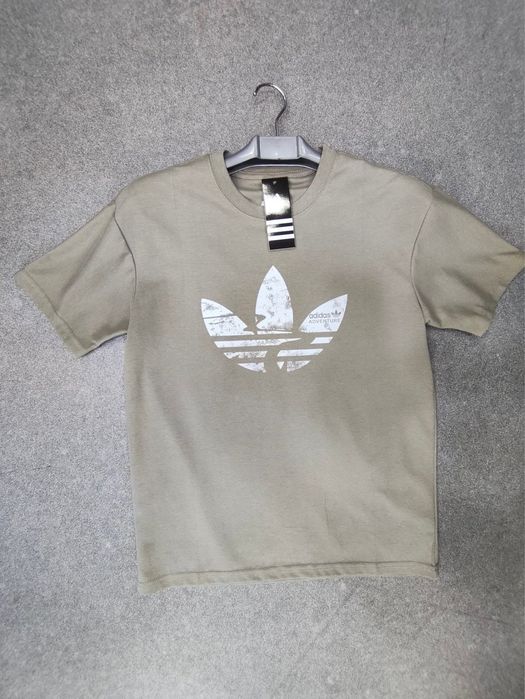 Спортивные футболки Adidas.