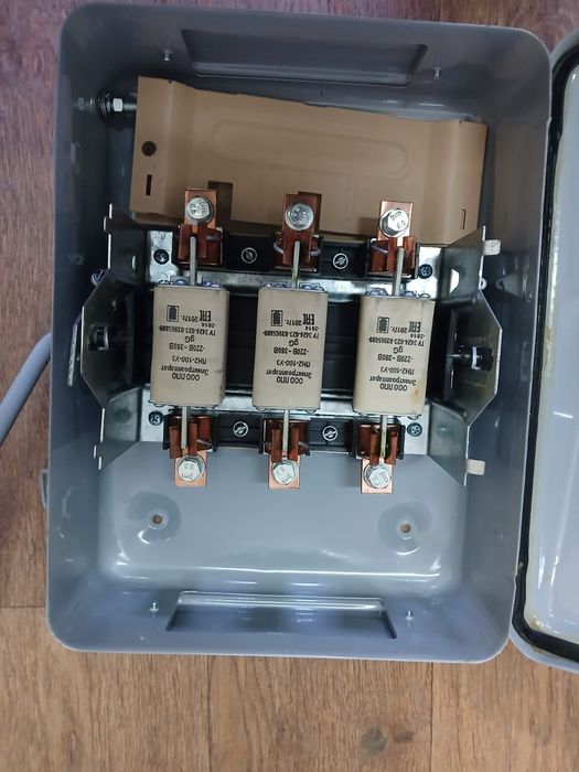 изображен силовой ящик с предохранителями (